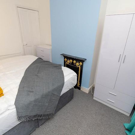 Fantastic 3 Bedroom House *Free Parking* Wolverhampton Bagian luar foto