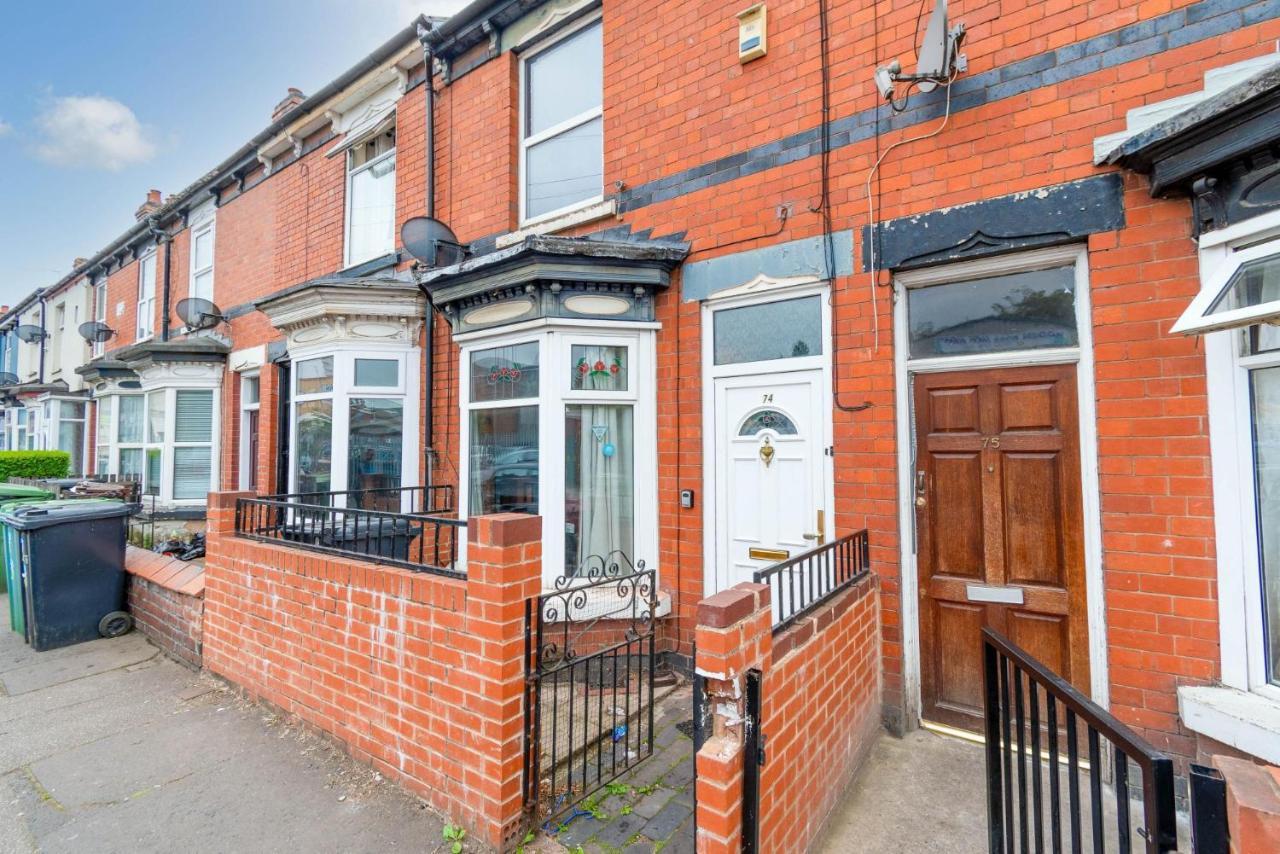 Fantastic 3 Bedroom House *Free Parking* Wolverhampton Bagian luar foto