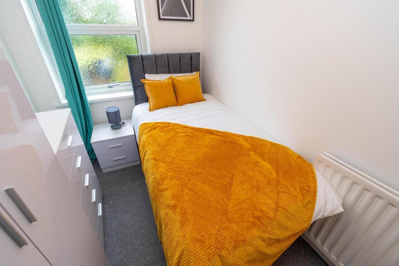 Fantastic 3 Bedroom House *Free Parking* Wolverhampton Bagian luar foto