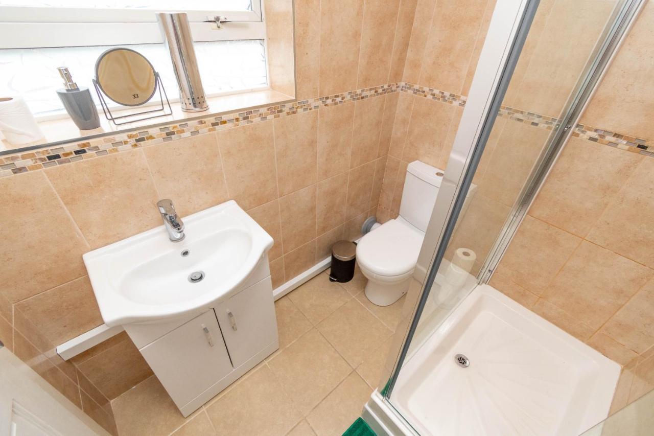 Fantastic 3 Bedroom House *Free Parking* Wolverhampton Bagian luar foto