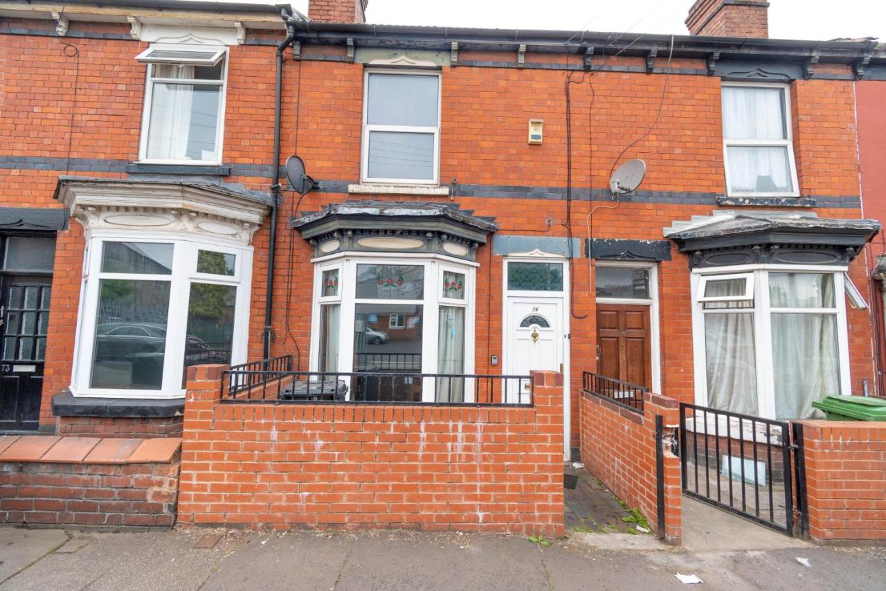 Fantastic 3 Bedroom House *Free Parking* Wolverhampton Bagian luar foto