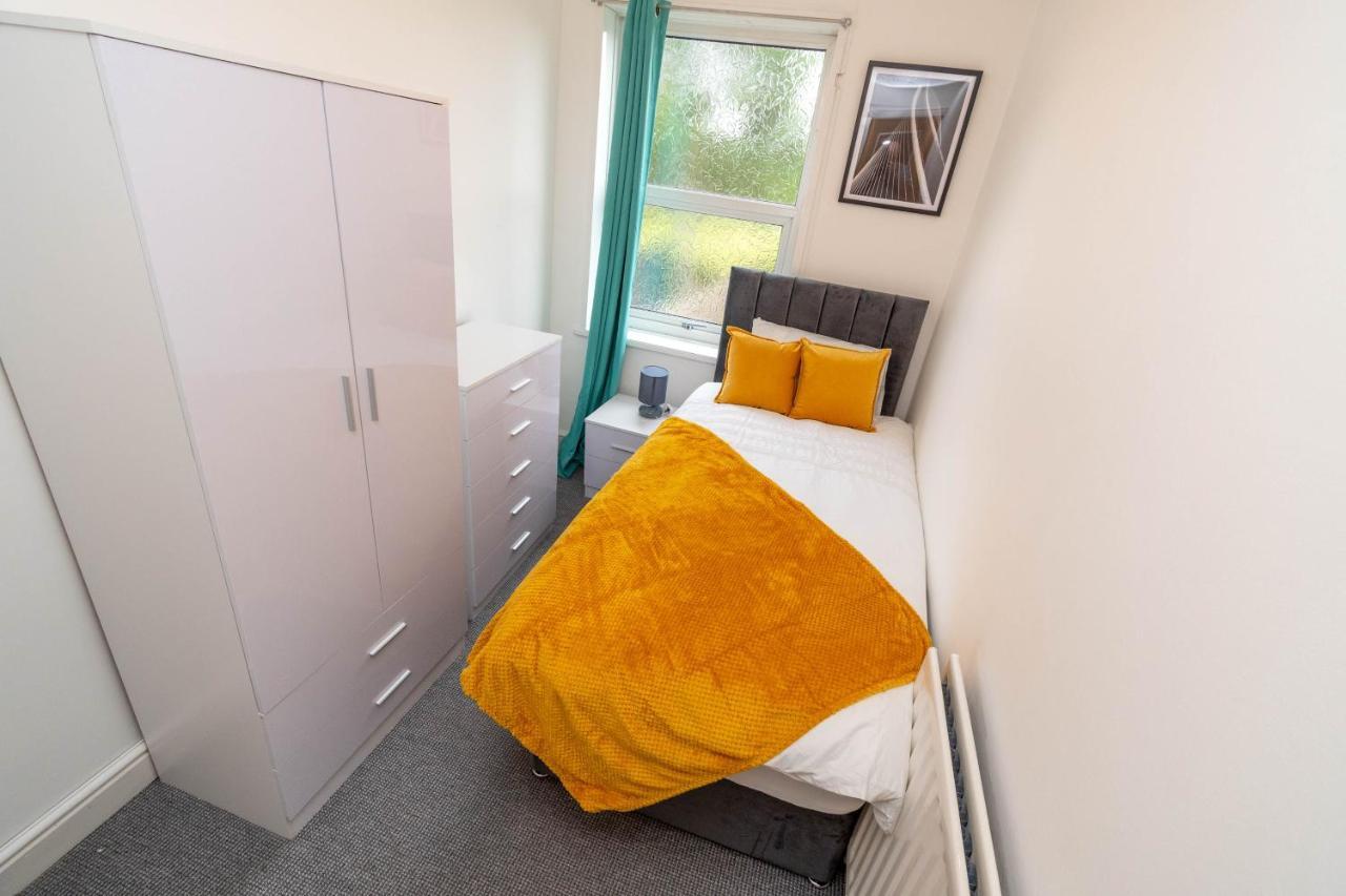 Fantastic 3 Bedroom House *Free Parking* Wolverhampton Bagian luar foto