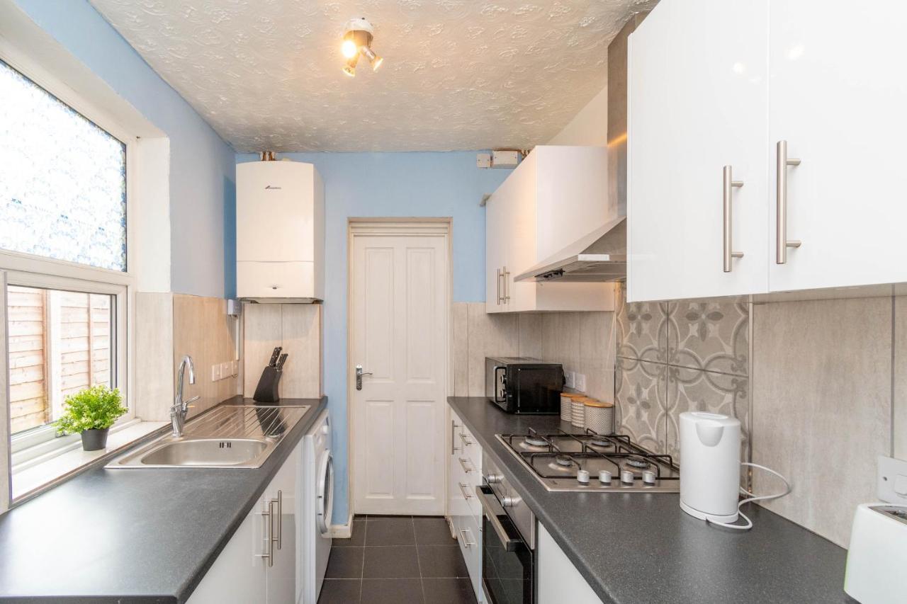 Fantastic 3 Bedroom House *Free Parking* Wolverhampton Bagian luar foto