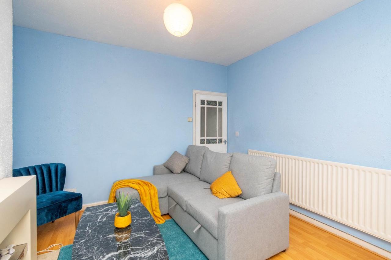 Fantastic 3 Bedroom House *Free Parking* Wolverhampton Bagian luar foto