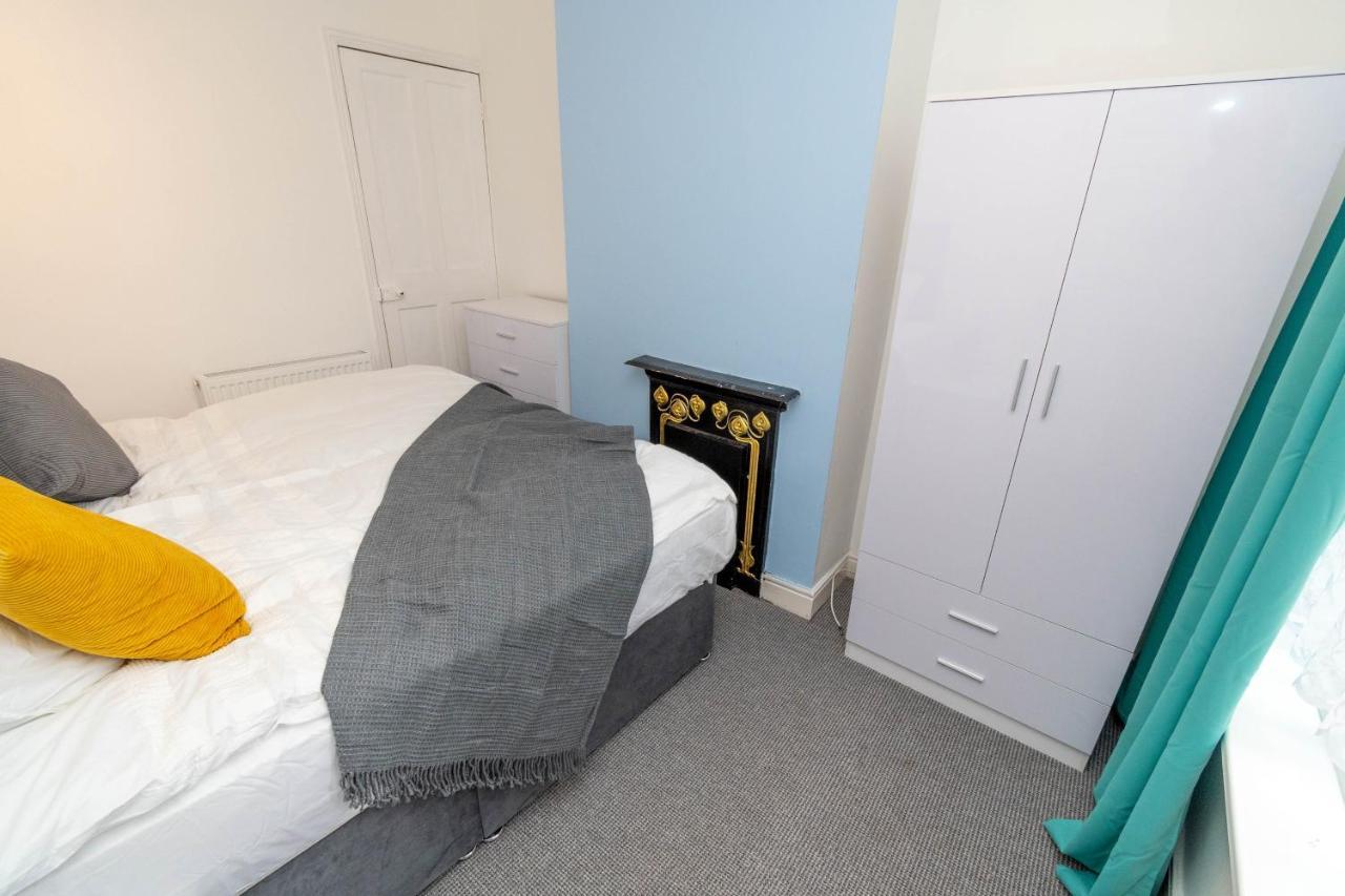 Fantastic 3 Bedroom House *Free Parking* Wolverhampton Bagian luar foto