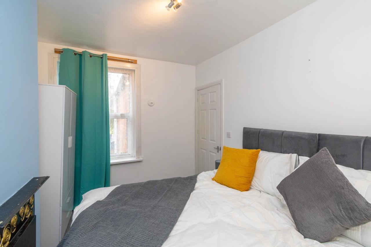 Fantastic 3 Bedroom House *Free Parking* Wolverhampton Bagian luar foto